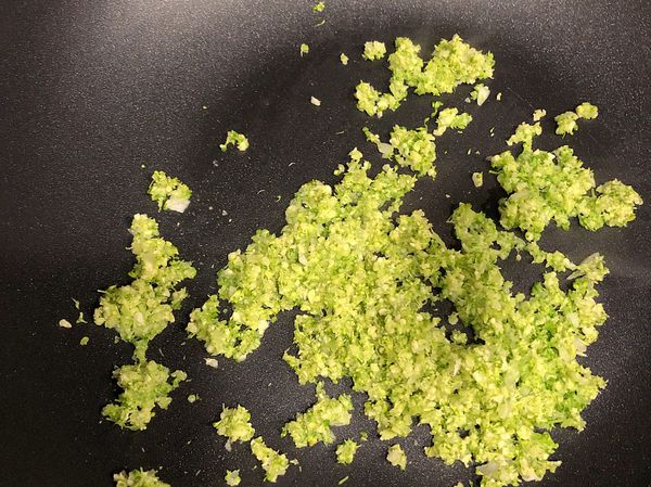 放少許的油開小火 
稍微把菜類現炒軟