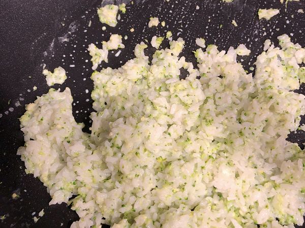 加入鮮奶（或配方奶）
與白飯 持續翻炒到水份收乾