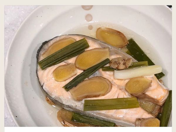 鮭魚洗乾淨
鋪上薑片.蔥段
電鍋外2杯水蒸熟