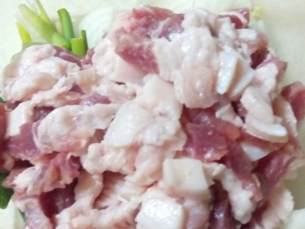 先把豬肉切成一片一片的
豬肉可選自己喜歡的部位 除了豬腳以外
如果像我一樣用三層肉  建議切小塊比較好