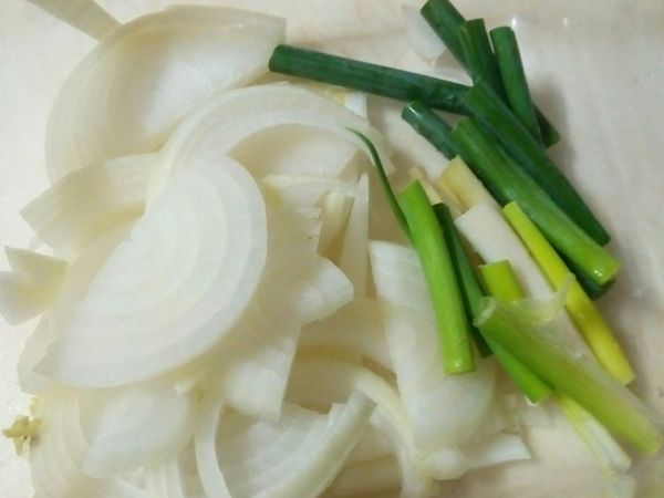 洋蔥逆紋切片
蔥切段
⚠洋蔥切之前建議泡冰水  這樣切的時候比較不會刺眼睛