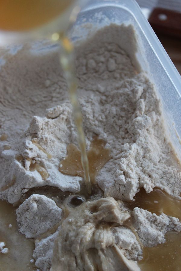 15小時後,直至液種3倍高,內部充滿氣泡非常輕盈,從冷藏室中取出液種,不用回溫!

15小時後,開始製做吐司,

製做前,請事先將蜂蜜與水拌勻>>蜂蜜水