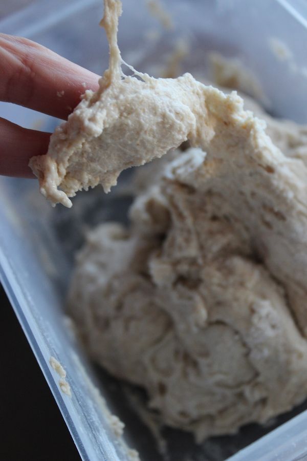 將麵粉,蜂蜜水與液種拌勻成團(鹽以及酵母還有奶油尚未加入!),此時麵團是鬆散的,尚無筋性,一拉就斷;讓麵團靜置室溫30分鐘,讓筋性生成,這個方式稱做自我分解法,因為利用100%全麥麵粉製做吐司,要讓全麥筋性更加足夠,這階段的靜置產生筋性,會讓接下來的步驟更好完成