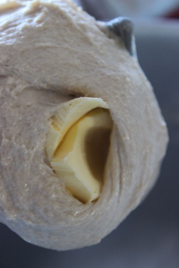 再加入無鹽奶油,拌勻,甩打