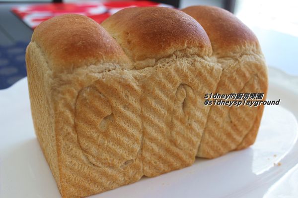 即可出爐,出爐時重敲一下讓水氣釋出,再將吐司倒出模子