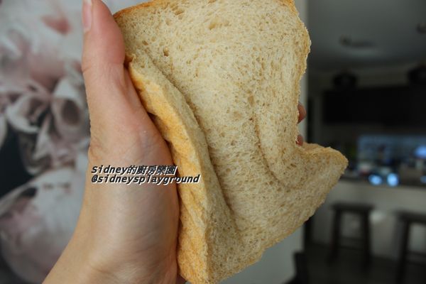 柔軟帶彈性的100%全麥吐司