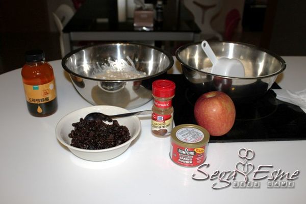 雞蛋放室溫。奶油用微波爐融化，大概微波30秒就可以了