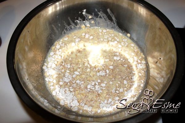 雞蛋打散，與牛奶攪拌均勻；加入燕麥，讓燕麥吸收，約放5分鐘