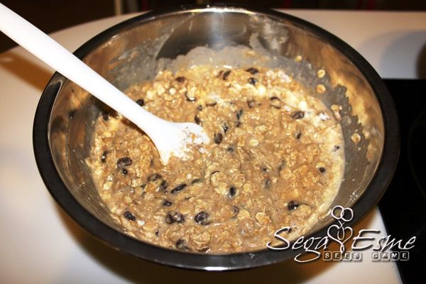 加入麵粉、小蘇打、泡打粉與肉桂粉，混合均勻後加入葡萄乾