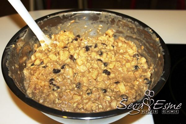 加入玉荷苞蜂蜜攪拌均勻，再用刮刀拌入蘋果丁