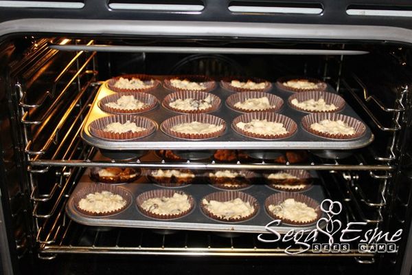 用冰淇淋勺將麵糊舀入烤盤，這個食譜大約可做24個馬芬