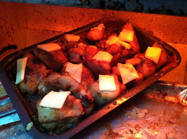 將雞腿切成一口大小,放入烤箱中烤熟,刷上醬料後放上一小片芝司樂起司,營養滿分!