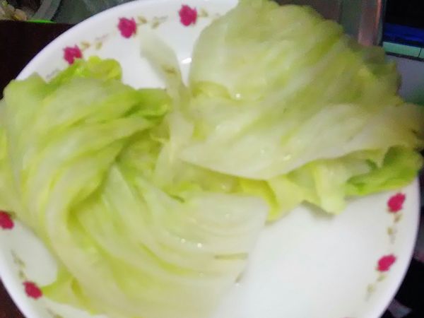 首先，您必須先將高麗菜葉剝下來清洗後，拿去川燙備用