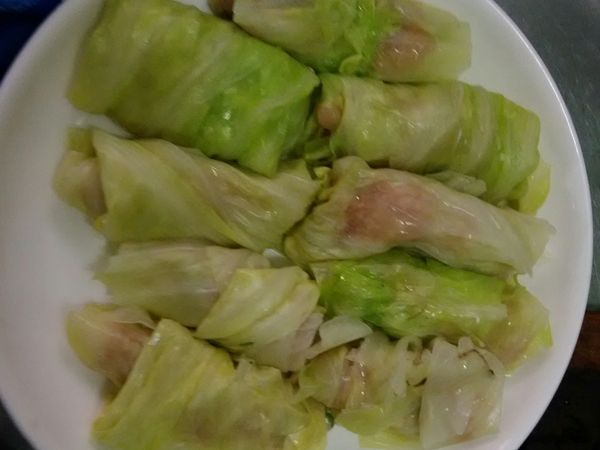 這是整個捲完後的樣子，大概做了9捲~可以給3-4人一起吃，就是一個家庭菜的份量這樣，吃個2捲其實也很清爽，剛好，無負擔