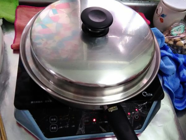 然後再拿去蒸~可以用筷子去戳看看，如果筷子沒有黏肉，就是代表蒸好囉，而且雞胸肉其實本來很快就容易熟了