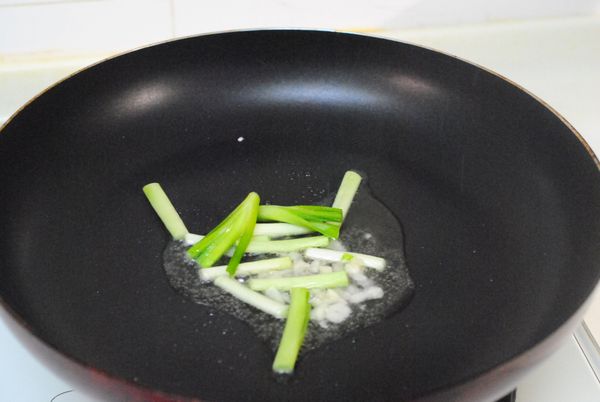 熱鍋加點油,先放入蒜頭及韮菜頭先爆香.