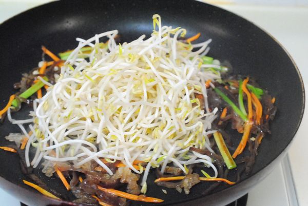 依序紅蘿蔔絲-->木耳,炒熟後再加入綠豆芽,韮菜尾巴-->調味料:塩巴,白胡椒粉,香油,拌炒後即可起鍋.(綠豆芽不用炒很少,稍微軟化就可以)