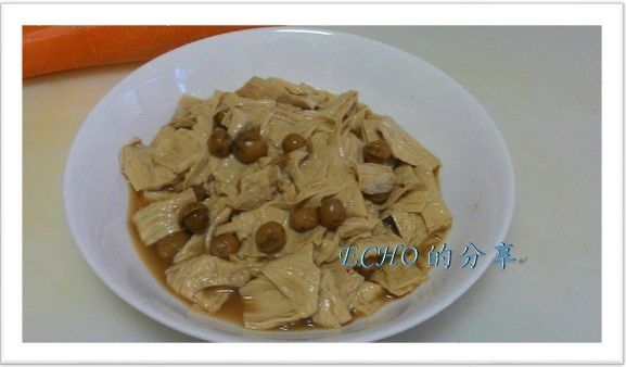 豆包切條狀、醬料全部混合調勻成醬汁。
將切好的豆包與醬汁拌勻裝入蒸盤中。