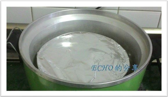 將蒸盤以保鮮膜或鋁箔紙封起來，放進放有蒸架的電鍋，電鍋外鍋加入1量米杯的水，蓋上鍋蓋按下開關直到開關跳起，起鍋後記得淋上香油喔！