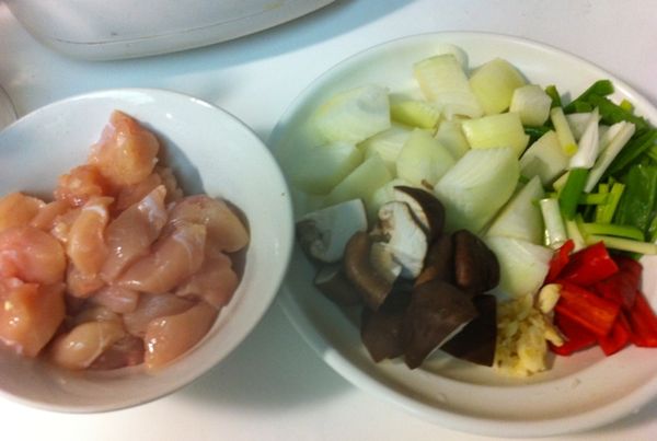 主材料：雞里肌、新鮮香菇、洋蔥切大丁，青蔥、辣椒切段備用。