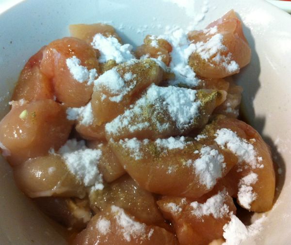 雞丁加入[醃料]靜置入味。