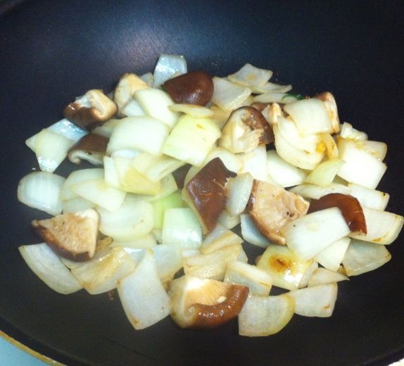 原鍋補一點點油，先將洋蔥炒香後，再加入香菇快速翻炒幾下。