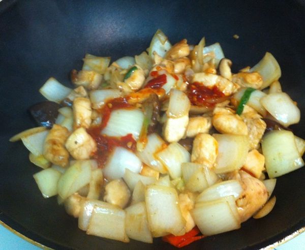 倒入步驟3的材料，並加[調味料]和半杯水，翻炒到收汁，起鍋前將蔥青段放入拌炒幾下就大功告成嚕^0^