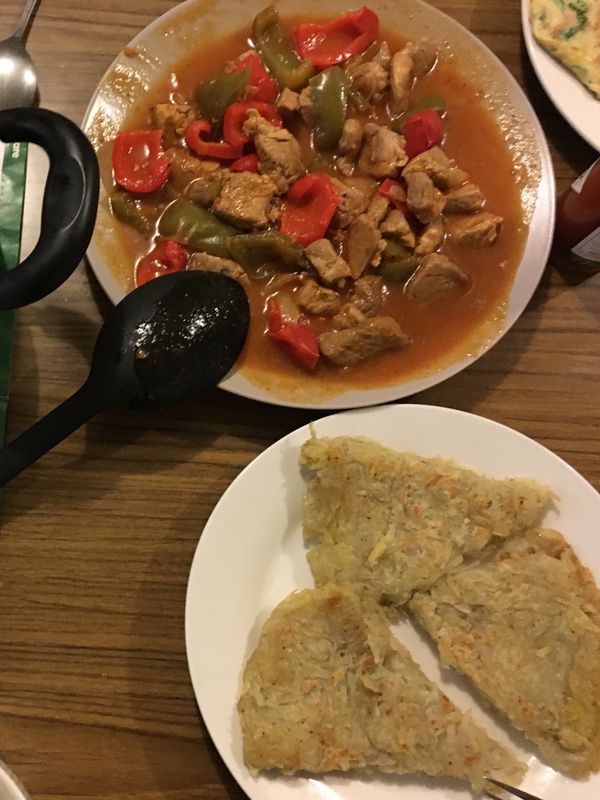 熱鍋
炒洋蔥（焦一點
放切好的豬肉（平均一點）
（可以前一晚先醃一下肉）
然後番茄醬一起炒
加一點水 跟甜椒還有調味料
蓋上蓋子悶

馬鈴薯削成絲
加鹽巴黑胡椒攪拌
把水份擠出來
放在平底鍋上跟一點油煎
（記得先熱鍋
兩面一點金黃後起鍋
然後可以起鍋後先用紙巾吸油

然後兩樣搭配吃
可以配點紅酒🍷