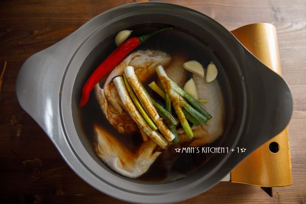 首先將雞翅、開水等其他全部放入鍋內，先開大火煮滾後。