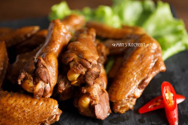 煙燻好的雞翅冰涼後，口感會更加Q彈喔。