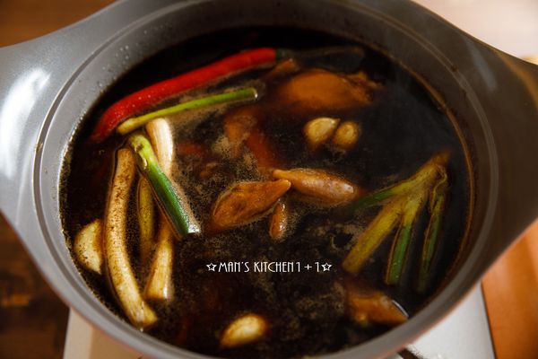 接著轉小火續煮15分鐘後，放涼。(過程中將泡渣撈除。)