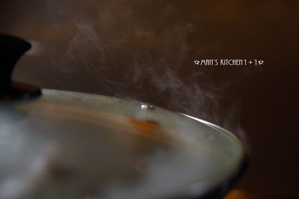 用中大火燒出煙後，轉中小火煙燻15分鐘就完成了。