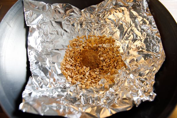 再來用一個可以空燒的鍋子，鋪上鋁箔紙並灑上木屑與黑糖，再放上蒸架與雞翅。