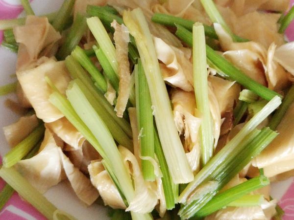 豆皮切長條型，芹菜洗淨備用，熱鍋下油炒香薑絲，下芹菜悶煮約3分鐘，入豆皮，米酒，蓋鍋蓋燜煮至熟成，起鍋前灑些鹽巴即可