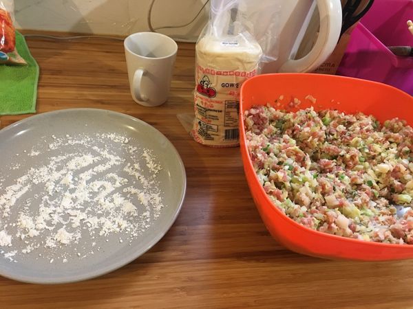 全部剁碎加在一起
肉先醃
自己剁肉口感會更好
高麗菜可以先燙過
高麗菜水分要擠乾
就可以包囉