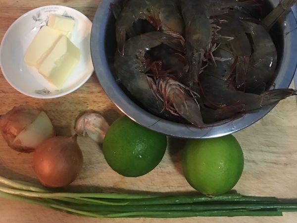 活蝦先放冷凍冰暈，食材洗淨備用；