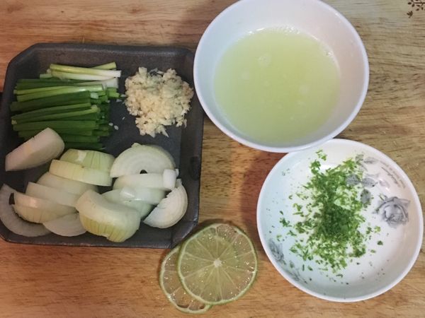 蔥切段，蒜切末，洋蔥對切後再切條狀；檸檬1顆半擠汁，並磨ㄧ些綠色的檸檬皮備用，另外可以切幾片檸檬片做裝飾用。