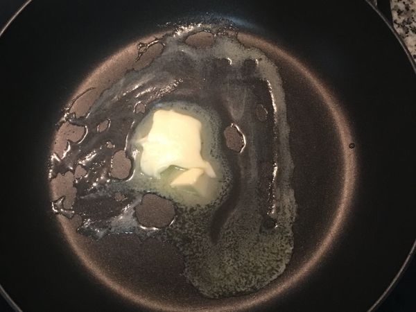 炒鍋燒熱，放ㄧ半量的奶油煮溶；