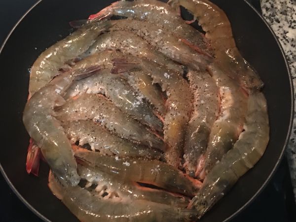 蝦子入鍋煎出香味；並用少許鹽和黑胡椒粉拌炒；