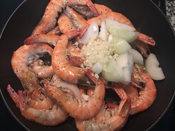 放入蒜末和洋蔥拌炒出香味；