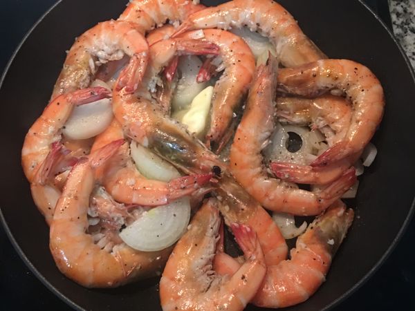 放入剩下一半的奶油，並從鍋延倒入少許米酒略煮；