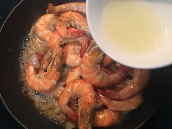 接著倒入檸檬汁、糖和少許鹽拌勻，