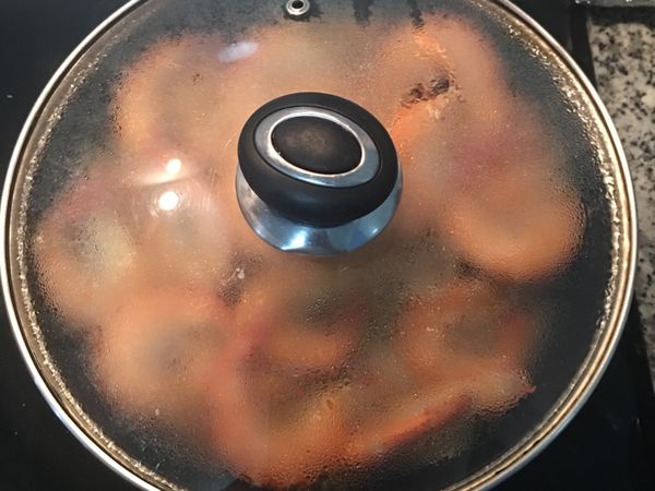 蓋鍋蓋燜煮2-3分鐘；