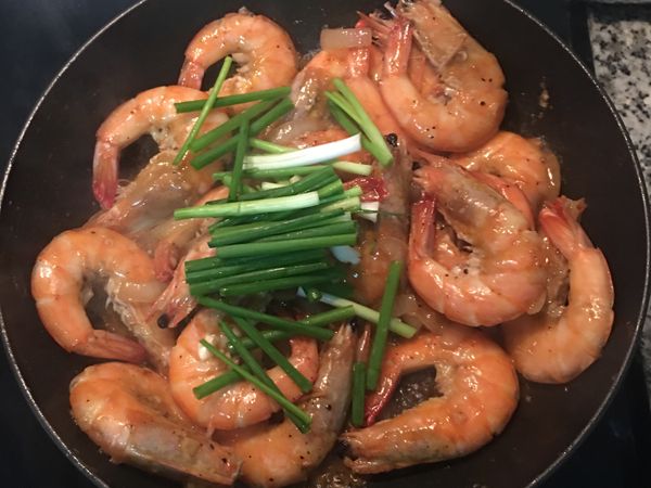 放入蔥段炒勻即可起鍋擺盤，撒上檸檬皮增加風味，再擺上預留的檸檬片做裝飾。