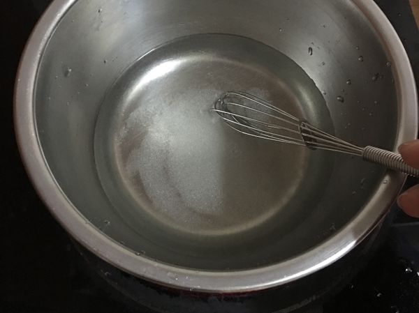 將砂糖加入水，加熱至砂糖融化