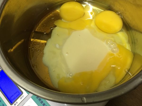 全蛋、煉乳、蜂蜜攪拌均勻
