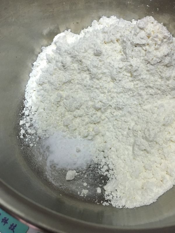 先將低筋麵粉、小蘇打粉混合均勻