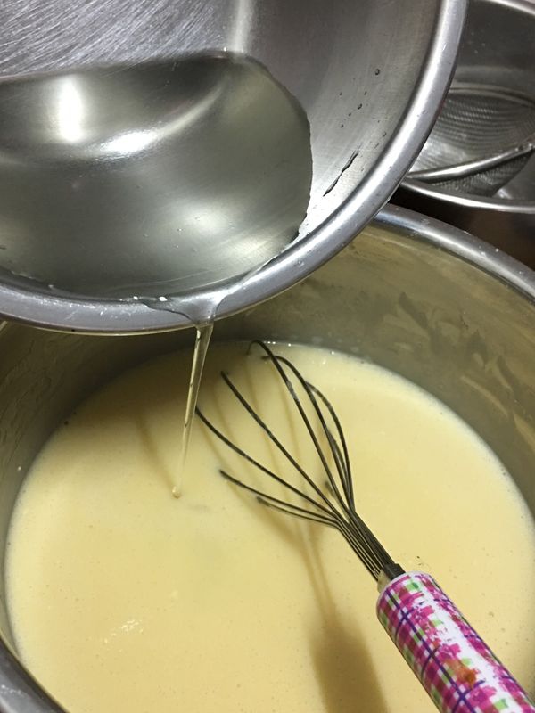 將步驟2的糖水分三次加入，每一次的糖水都要拌勻再加入下一次的糖水