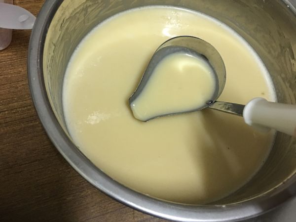 靜置到50分鐘的時候，開始預熱烤箱200度
時間到了之後，再攪拌一下麵糊，準備盛裝