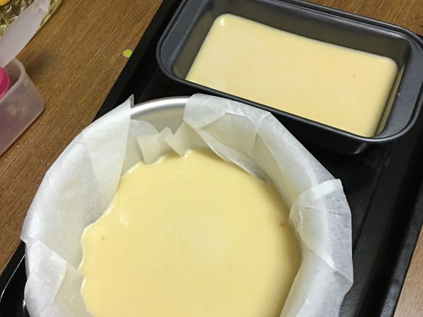 倒入模具約6-7分滿，放入烤箱烘烤約25-30分鐘